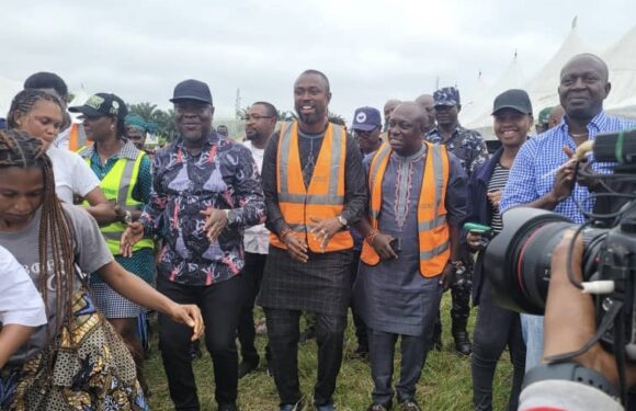 Okowa celebrates with IDPs at DESOPADEC Camp in Oleh