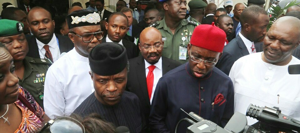Vice President, Prof Yemi Osinbajor (left) flanked by Delta State Governor, Senator Ifeanyi Okowa (2nd right); Deputy Governor, Barr. Kingsley Otuaro (right); Chairman Zenith Bank, Jim Ovia and Minister of State for Petroleum, Dr Ibekachukwu (behind) during the exhibition