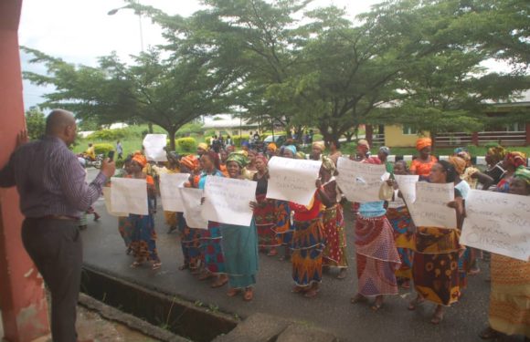 ISOKO WOMEN PROTESTS AGAINST RELOCATION OF 100 LEVEL ENGINEERING STUDENTS FROM OLEH CAMPUS TO ABRAKA