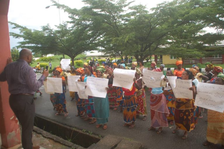 ISOKO WOMEN PROTESTS AGAINST RELOCATION OF 100 LEVEL ENGINEERING STUDENTS FROM OLEH CAMPUS TO ABRAKA