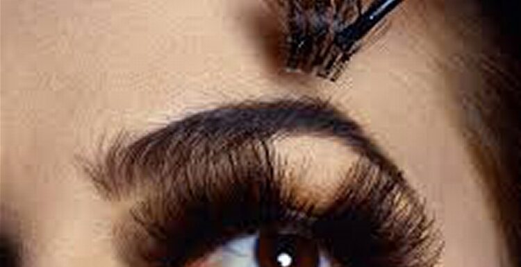 ARTIFICIAL EYELASHES: OPTHALMOLOGIST, BEAUTICIAN WARN AGAINST FIXING THEM