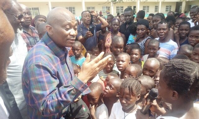 Flood: Elumelu Visits IDP Camps in Aniocha/Oshimili *Donates N21m to Victims for feeding *Calls on FG to dredge rivers