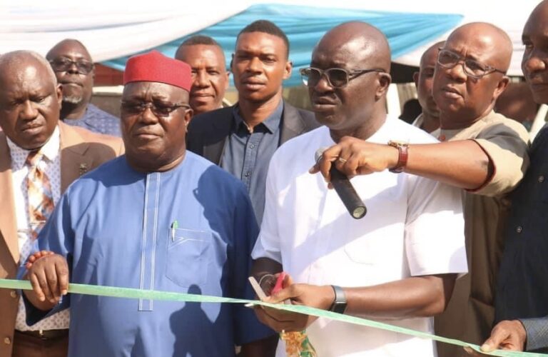 DESOPADEC boss, Bashorun Askia presents health equipment to 268 PHCs in Delta *Receives Award of Outstanding Performance 