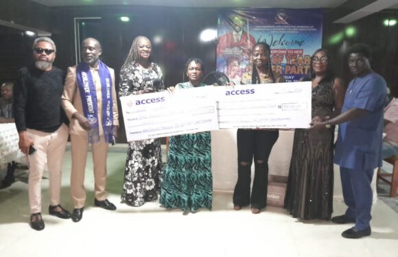 AAU ALUMNI PRESIDENT, DR. CLIFFORD IMADE OMOZEGHIAN ESQ GIVES CASH SUPPORT TO MEMBERS
