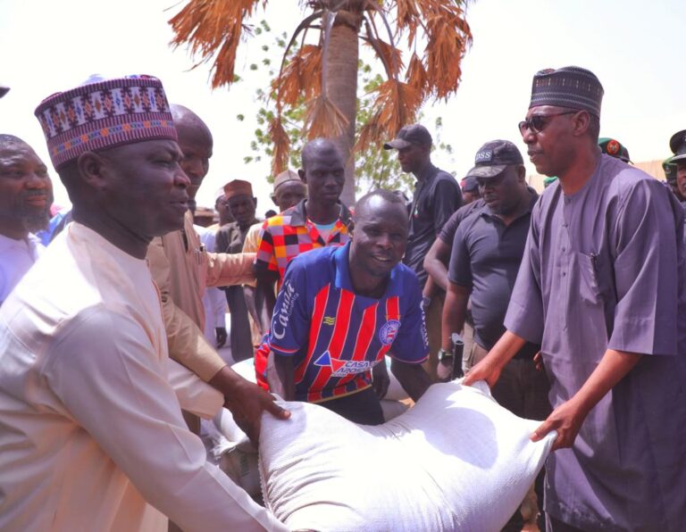 Zulum delivers grains donated by FG to 10,000 residents in Pulka