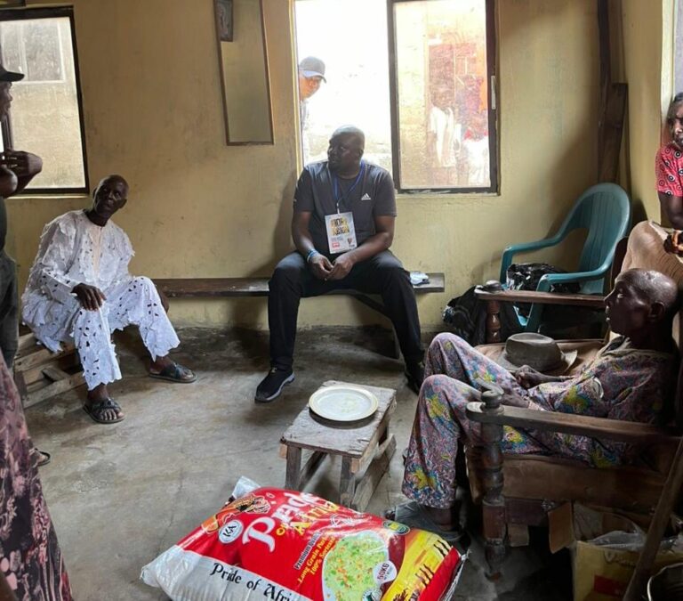 Yuletide respect : Andaye visits Pa David Gbelekema, oldest man in Kpakiama